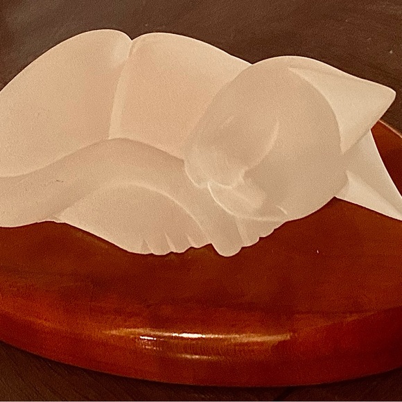 Sleeping Cat Figure in Resin on Wooden base Signed - Picture 4 of 6